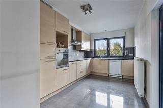 Deze verrassend ruime gezinswoning biedt een praktische indeling met vier volwaardige slaapkamers, ideaal voor gezinnen of wie extra ruimte zoekt.<br /><br />De inkomhal met gastentoilet geeft toegang tot de woonkamer enerzijds en de keuken anderzijds. De woonkamer staat in rechtstreeks contact met het zongeoriënteerde terras en de lager gelegen tuin. <br /><br />Op de eerste verdieping bevinden zich drie ruime slaapkamers en een badkamer met ligbad, toilet en wastafel met lavabo. <br /><br />Een vierde slaapkamer bevindt zich op de tweede verdieping.<br /><br />De zuidelijk georiënteerde tuin zorgt voor optimale lichtinval en is de perfecte plek om te ontspannen en te genieten van zonnige dagen. Bovendien beschikt de woning over een inpandige garage en een ruime kelder. <br /><br />Deze woning combineert rust, ruimte en een gunstige ligging. Interesse? Contacteer ons voor meer informatie of een bezichtiging!