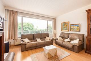 [[ DIT PAND NEEMT DEEL AAN DE ERA OPEN HUIZEN DAG OP 19/9 VAN 17:30 TOT 18:30 ]]
<p>Comfortabel appartement op Linkeroever, vlak bij het Sint-Annabos, Sint-Annastrand en de Schelde.</p>

<p>Dit appartement combineert een groene omgeving met een vlotte bereikbaarheid naar het centrum van Antwerpen. Gelegen op Linkeroever geniet je hier van de nabijheid van het Sint-Annabos, het Sint-Annastrand en de jachthaven, ideaal voor wie houdt van wandelen, fietsen en ontspannen aan het water. Openbaar vervoer bevindt zich vlak bij het gebouw en ook de verbinding naar de Ring en de belangrijkste uitvalswegen verloopt bijzonder vlot. Het appartement beschikt over twee slaapkamers, een functionele indeling en een aangename leefruimte. Een praktische staanplaats vormt een extra meerwaarde.</p>

<p>Belangrijkste ruimtes:<br />• Woonkamer met aangename lichtinval<br />• Keuken uitgerust met vaatwasser, dampkap, koelkast, elektrische kookplaat en elektrische oven<br />• 2 slaapkamers<br />• Badkamer met ligbad, wastafel en aansluiting voor wasmachine en droogkast<br />• Apart toilet<br />• Staanplaats</p>

<p>Troeven:<br />• Gelegen op Linkeroever nabij Sint-Annabos, Sint-Annastrand en de Schelde<br />• Vlotte verbinding naar Antwerpen centrum, Ring en uitvalswegen<br />• Openbaar vervoer vlak bij het gebouw<br />• Staanplaats te koop voor €19.000</p>

<p>Neem vandaag nog contact op voor meer informatie of een bezoek. JOUW DROOMAPPARTEMENT. ZO GEVONDEN!</p>