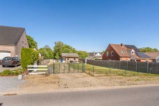 Rustig gelegen bouwgrond in Gruitrode voor open bebouwing met een perceeloppervlakte van 7a20ca en een aanwezige 'noodwoning' van ca. 50 m².<br /><br />De woonst werd volledig gerenoveerd in 2024-2025 en beschikt over een leefruimte met open keuken, badkamer en slaapkamer. Deze kan perfect dienen als tijdelijke woonoplossing tijdens of in afwachting van de bouw. <br /><br />De 'noodwoning' werd in het verleden steeds verhuurd dus mogelijks ook interessant als investering. <br /><br />Aarzel niet om ons te contacteren voor de bouwvoorschriften of verdere vragen.