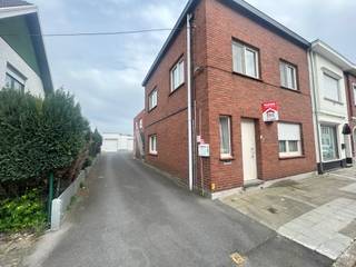 <strong>Wervik - 2 appartementen + 9 garages + loods te koop in Wervik.</strong><br /><br /><strong>Gelijkvloers:</strong> 1 appartement met 1 slaapkamer, living, keuken en badkamer<br /><strong>1ste verdieping:</strong> ruim appartement met lift
<div>Grote leefruimte, moderne keuken, badkamer en 2 slaapkamers</div>

<div>9 garages<br />Loods van 90m²<br /><br /><strong>Troeven:</strong></div>

<ul><li>Beide appartementen EPC C</li><li>Muurisolatie + hogerendementsbeglazing</li><li>Beide appartementen extra berging (fietsen, vuilniszakken ...)</li><li>Top belegging</li></ul>