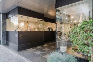 Commercieel handelsgelijkvloers op TOPLIGGING in hartje Kortrijk. Super visibiliteit door de grote etalages en op enkele stappen verwijderd van de Grote Markt. De commerciële ruimte heeft een oppervlakte van 240m² met een kleine verdieping met bureel en kitchenette van 60m². Alle nutsvoorzieningen aanwezig en in 2021 een volledige facelift ondergaan. Ultra verzorgd en tevens een gekende zaak in Kortrijk. Verhuizen omwille van nieuwe opportuniteiten. Alle info ten kantore.