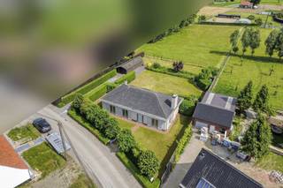 Deze eigendom wordt aangeboden via Pre-sale. De vermelde prijs is een instelprijs. Wil je een afspraak vastleggen of wens je meer info omtrent deze koopmethode, neem dan contact op met de dossierverantwoordelijke Mathias Lauwyck (+32 472 18 39 90) - mathias.lauwyck@dewaele.com!Deze charmante en rustig gelegen woning bevindt zich op een prachtig perceel van 3.828 m² en biedt een unieke combinatie van ruimte, privacy en groen.De woning is gelegen in een landelijke omgeving waar rust centraal staat, zonder in te boeten aan een vlotte bereikbaarheid naar omliggende gemeenten en invalswegen. Hier woon je omringd door natuur, met alle troeven van het buitenleven binnen handbereik.Binnenin geniet de woning van een praktische indeling en lichtrijke ruimtes die een warm woongevoel creëren. Mits de nodige opfrissingswerken biedt deze eigendom een uitzonderlijk potentieel om volledig naar eigen smaak en hedendaagse normen te worden ingericht.Een zeldzame opportuniteit voor wie op zoek is naar een eigendom met karakter, uitstraling en toekomstwaarde op een uitzonderlijke locatie.Wenst u meer info of een bezoek? Neem dan snel contact op met Mathias via 0472 18 39 90 of mathias.lauwyck@dewaele.com!Dit pand is onderworpen aan de renovatieverplichting van de Vlaamse overheid voor residentiële gebouwen (behoudens bij sloop binnen 5 jaar na de aankoop). Consulteer voor meer informatie de website van het Vlaams Energie- en Klimaatagentschap via https://www.vlaanderen.be/een-woning-kopen/renovatieverplichting-voor-residentiele-gebouwenBestuursmaatregelen in het maatregelenregister: nee