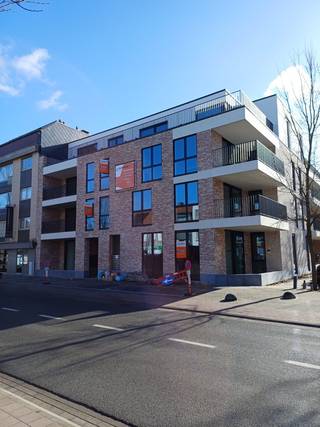 Gelijkvloers nieuwbouwappartement bestaande uit inkomhal, apart toilet, badkamer (met inloopdouche en wastafel) en 2 slaapkamers...