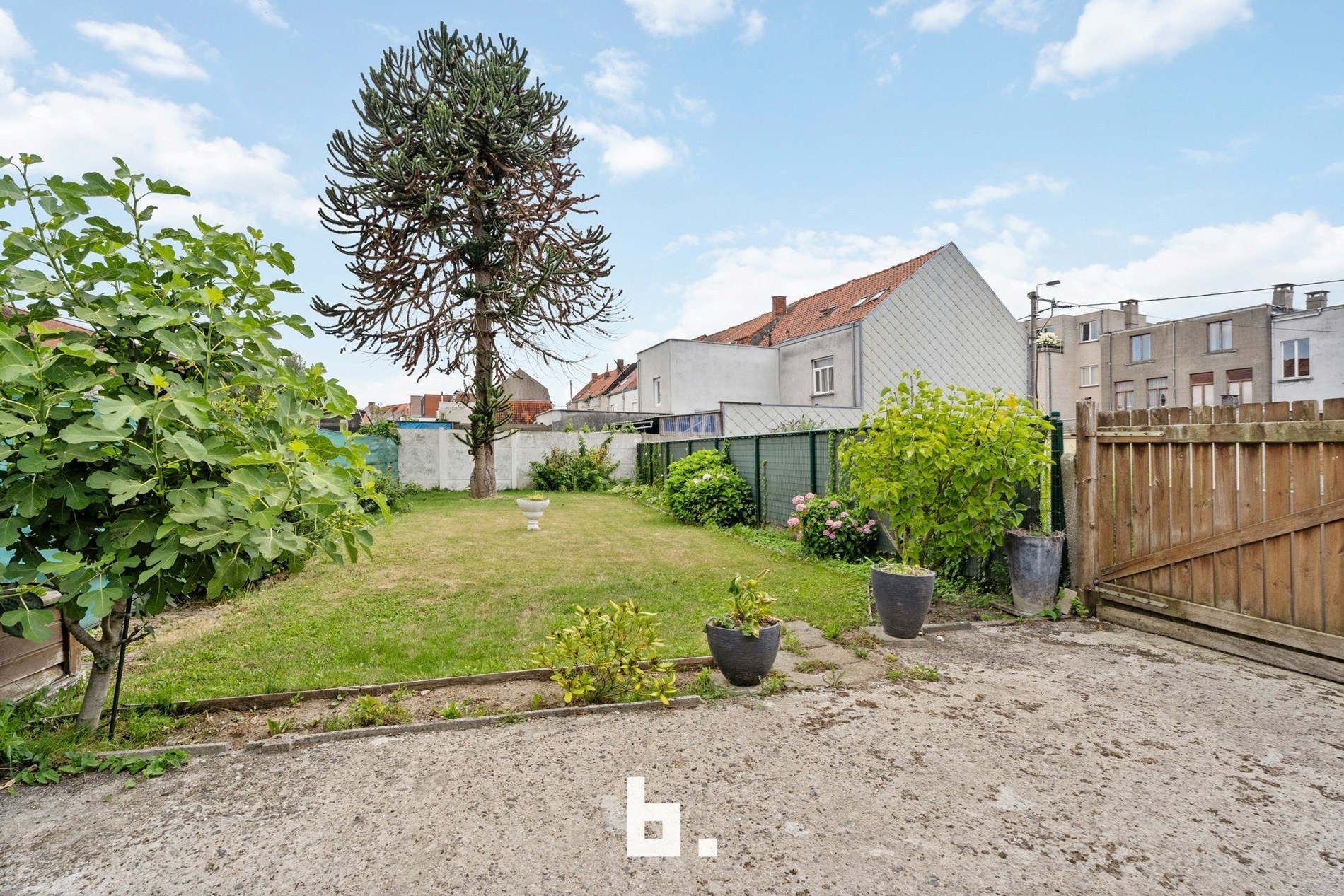 Op te frissen gezinswoning met zonovergoten tuin, garage en oprit/uitweg! - foto 3