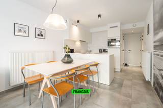 Op een toplocatie in Wenduine, op wandelafstand van zowel de hoofdstraat als de zeedijk, bevindt zich dit recent en stijlvol duplexappartement.<br /><br />De residentie werd opgetrokken in 2019 en combineert een moderne uitstraling met een uitstekend wooncomfort. Bovendien beschikt het appartement over een gunstig energieprestatiecertificaat (EPC-label A).<br /><br />Bij binnenkomst betreedt u de inkomhal die toegang geeft tot de lichtrijke leefruimte met open, volledig uitgeruste keuken voorzien van alle hedendaagse toestellen. Vanuit de woonkamer heeft u toegang tot een zonnig terras waar u van de middagzon tot de vooravond kan genieten. Op dit niveau vindt u verder een praktische berging, een gastentoilet en een ruime slaapkamer met ensuite badkamer.<br /><br />Op de benedenverdieping bevindt zich de tweede slaapkamer, eveneens met privatieve badkamer en rechtstreekse toegang tot een gezellig koertje, ideaal om te tafelen of te aperitieven in alle rust.<br /><br />Bent u op zoek naar een vaste bewoning, tweede verblijf of een goede investering? Contacteer dan zeker Victor via victor@immofrancois.be of via het nummer +32 470 64 60 28!<br /><br />