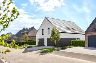 Ontdek deze 2 prachtige instapklare halfopen woningen, ontworpen met oog voor comfort, moderniteit en energiezuinig wonen.<br /><br />Dankzij het uitstekende EPC A genieten deze woningen van een laag energieverbruik en een optimaal wooncomfort. Ze beschikken over een inkomhal met toilet, een lichtrijke leefruimte met open ingerichte keuken, een garage met washoek, twee mooie slaapkamers en een moderne badkamer.<br /><br />De kwalitatieve afwerking, duurzame materialen en de volledig aangelegde buitenomgeving (gazon, afsluitingen, terras in gepolierd beton en voortuin met grind) zorgen voor een elegante en tijdloze uitstraling.<br /><br />Gelegen in een rustige en groene omgeving is dit project ideaal voor wie op zoek is naar een instapklare woning zonder compromissen op vlak van kwaliteit.<br /><br />Troeven :<br />• EPC A – energiezuinig wonen<br />• Sleutel-op-de-deur<br />• Halfopen bebouwing – veel lichtinval en privacy<br />• Hoogwaardige materialen<br />• Volledig aangelegde buitenomgeving<br />• Toporiëntatie van het terras: ZUID<br /><br />Meer info? Contacteer guido@immobeguin.be / 0475 70 36 19