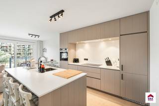 <p>Te koop: stijlvol appartement in het centrum van Koksijde, op de Koninklijke Baan, nabij zee, duinen en openbaar vervoer.</p>

<p> </p>

<p>Dit appartement, gebouwd in 2015 en volledig gerenoveerd in 2024, combineert modern comfort met een uitstekende ligging in de toeristische zone. Geniet van twee ruime terrassen met vrij zicht, en de mogelijkheid om een dubbele staanplaats in de residentie aan te kopen. De energiezuinige A-label woning biedt een frisse, eigentijdse afwerking en een praktische indeling.</p>

<p> </p>

<p>Belangrijkste ruimtes:<br />• Lichte woonkamer met toegang tot het terras en open zicht<br />• Moderne keuken met kwaliteitsapparatuur<br />• Twee slaapkamers, beide met voldoende lichtinval<br />• Badkamer met douche en wastafel<br />• Apart toilet<br />• Berging voor extra opslag<br />• Inkomhal met vestiaire<br />• Twee terrassen, ideaal voor buitenmomenten</p>

<p> </p>

<p>Troeven:<br />• Optie tot aankoop dubbele staanplaats in de residentie<br />• Volledig gerenoveerd in 2024<br />• Twee terrassen in een jong gebouw (2015)</p>

<p> </p>

<p>Neem vandaag nog contact op met je ERA-makelaar voor een bezoek.<br />058 51 23 23 ou sur christian@eraservimo.be</p>

<p> </p>

<p>JOUW DROOMAPPARTEMENT. ZO GEVONDEN!</p>