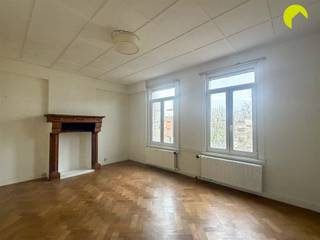 <p><span>Ruim tweeslaapkamerappartement in Berchem!</span></p><p><span> </span></p><p><span>Het appartement bevindt zich op wandelafstand van alle nodige faciliteiten zoals openbaar vervoer en winkels, ...</span></p><p><span> </span></p><p><span>Indeling:</span></p><p><span>We betreden het appartement op de tweede verdieping via de gemeenschappelijke hal en komen terecht in de inkomhal. De inkomhal beschikt over ruimte voor een vestiaire-kast en geeft ons toegang tot de ruime woonkamer. </span></p><p><span>Vervolgens vinden we de keuken, deze beschikt over alle nodige comfort. Het appartement heeft twee slaapkamers. De badkamer is uitgerust met een dubbele lavabomeubel, spiegel en een bad. Tot slot is er een apart toilet, dewelke handig is voor de gasten. </span></p><p><span> </span></p><p><span>Praktische info:</span></p><p><span>-  EPC-score: </span><span>355 kWh/(m²/jaar)</span></p><p><span>-  Instapklaar en onmiddellijk beschikbaar </span></p><p><span>-  Gemeenschappelijke kosten: €30 (water)</span></p><p><span>-  Huurwaarborg: 3 maanden huur</span></p><p><span> </span></p><p><span>!!! NIEUW: PLAN VANAF NU ZELF JOUW AFSPRAAK IN VIA ONZE ONLINE MODULE!!! </span></p><p><span>Surf naar het betreffende eigendom op onze website <span>www.habicom.be</span></span><span> en klik vervolgens op de roze knop</span><span> 'PLAN EEN BEZOEK'.</span></p><p><span> </span></p>