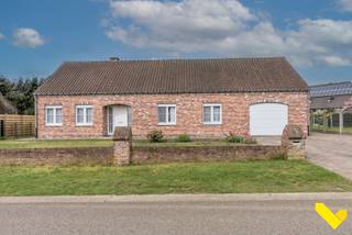 Deze charmante, volledig gelijkvloerse woning is rustig gelegen aan Kromme Hoorn 4 in Tessenderlo en biedt een praktische indeling met tal...