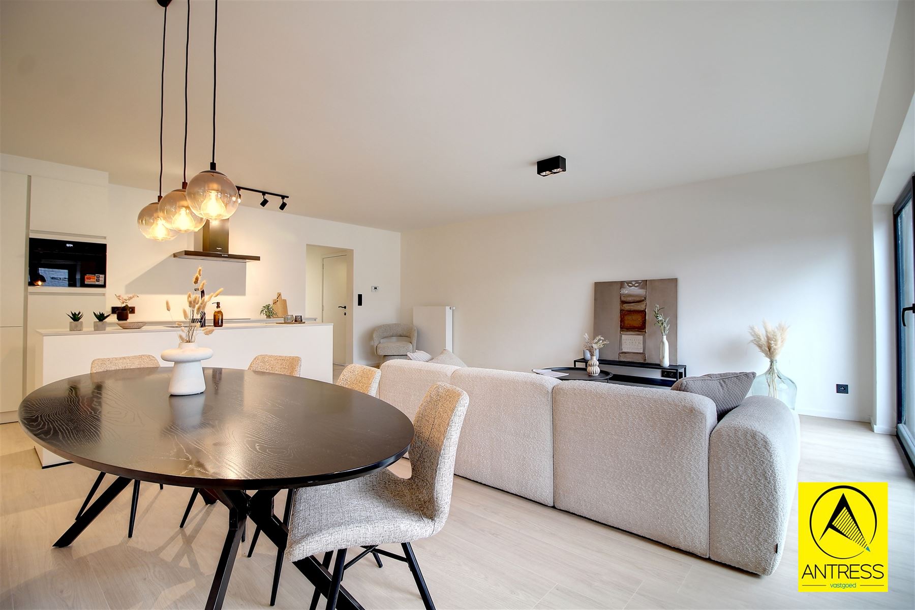 Volledig gerenoveerd 2 slaapkamer appartement met terrassen en garagebox! - foto 4