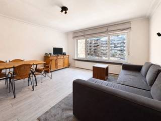 Dit gezellige en instapklare appartement geniet van een aangename ligging op korte wandelafstand van de zee, het strand en diverse winkels. Dankzij het open zicht biedt het appartement een ruimtelijk en aangenaam gevoel.<br /><br />De gezellige leefruimte beschikt over een open zicht. De keuken sluit mooi aan bij de leefruimte en zorgt voor een praktische indeling. De slaapkamer biedt plaats aan een groot bed en is voorzien van ingemaakte kasten, waardoor er voldoende opbergruimte aanwezig is. Verder bevindt zich een aparte douchekamer.<br /><br />Er is een kelderberging inbegrepen en een gemeenschappelijke fietsenberging aanwezig.<br /><br />Stedenbouwkundig uittreksel en maatregelenregister in aanvraag.<br /><br />Aarzel niet om ons te contacteren voor meer info: tel. : 050 62 44 14 of via Knokke@immax.be