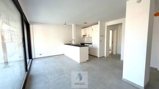 Op een uitstekende locatie te Deinze bevindt zich dit nieuwbouw appartement, momenteel in de laatste <strong>afwerkingsfase</strong>. Dankzij de centrale ligging geniet u van een vlotte bereikbaarheid naar het station van Deinze, diverse winkels, scholen, horeca en de E17 waardoor zowel Gent als Kortrijk gemakkelijk bereikbaar zijn.<br /><br />Het appartement typeert zich door zijn lichtinval en moderne afwerking.<br />Via de inkomhal betreedt u de aangename leefruimte met grote raampartijen en de open ingerichte keuken met toegang tot het ruime terras. Aansluitend bevindt zich een praktische berging met aansluiting voor een wasmachine.<br /><br />Verder beschikt het appartement over 1 slaapkamer met moderne douchekamer.<br /><br />Dankzij de energiezuinige technieken waaronder vloerverwarming, geniet u van een aangenaam binnenklimaat en een beperkt energieverbruik.<br /><br />Het appartement wordt volledig geschilderd opgeleverd en zal voorzien zijn van LED-verlichting en gordijnrails zodat u meteen zorgeloos kunt verhuizen. <em>EPB nieuwbouw i.a.</em><br /><br />Daarnaast is er een gemeenschappelijke fietsenberging aanwezig en bestaat de mogelijkheid om een privatieve autostandplaats achter het gebouw bij te huren.<br /><br />Huurprijs te vermeerderen met 35 EUR provisie voor de gemeenschappelijke kosten en 25 EUR provisie voor de collectieve verwarming.<br /><br />Beschikbaar vanaf 01/10/2026.<br /><br /><em>Aangezien het appartement zich momenteel nog in de afwerkingsfase bevindt worden <u>bezoeken </u>georganiseerd <u>vanaf 18 augustus 2026</u>. Wenst u als één van de eersten dit prachtige nieuwbouwappartement te ontdekken? Neem dan contact met ons op voor meer informatie of om uw bezoekmoment vast te leggen.</em>