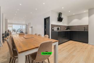 Bij het binnenkomen in dit appartement word je meteen verwelkomd door een uitzonderlijk ruime leefruimte, die het kloppende hart van de woning vormt. De woonkamer, eetkamer en keuken sluiten naadloos op elkaar aan en creëren samen een aangenaam gevoel van ruimte, licht en openheid.<br /><br />De brede raampartijen aan de voorzijde zorgen voor een overvloed aan natuurlijk licht en bieden bovendien een prachtig frontaal zeezicht. De zee is hier voortdurend aanwezig en vormt een uniek decor voor het dagelijkse leven. Dankzij de royale oppervlakte is er voldoende plaats om verschillende gezellige leefhoeken in te richten, ideaal om gasten te ontvangen of in alle rust te genieten van het uitzicht.<br /><br />Vanuit de leefruimte geeft een deur toegang tot de hal, waar de nachtvertrekken zich bevinden. Het appartement beschikt over drie volwaardige slaapkamers en een badkamer, praktisch ingedeeld met oog voor comfort en privacy.<br /><br />Ook aan opbergruimte is er geen gebrek. Naast een berging bij de keuken is er nog een tweede berging in de hal, evenals een zeer ruime kelderberging die tal van extra mogelijkheden biedt. Een bijkomende troef is de rechtstreekse toegang via het gebouw tot de Franchommelaan, wat zorgt voor een vlotte bereikbaarheid naast de Zeedijk.<br /><br />Met zijn royale indeling, topligging op de Zeedijk en schitterend frontaal zeezicht is dit appartement een bijzonder aantrekkelijke keuze. Het leent zich perfect als investering, tweede verblijf of comfortabele vaste woonst aan de kust.<br /><br />