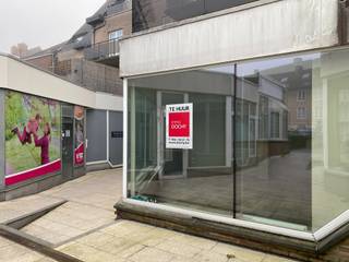 Met veel lichtinval, kitchenette en toilet.