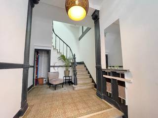 Vergunde opbrengsteigendom gelegen op centrale ligging vlakbij openbaar vervoer, restaurants, grote verbindingswegen.Indeling van het...