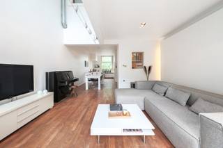<p>Sommige woningen hebben gewoon… karakter.<br />En deze charmante woning in het geliefde Oud-Berchem heeft daar duidelijk geen gebrek aan.</p>
<p>Alsof wonen in deze buurt op zich nog niet voldoende reden is om verliefd te worden, woon je hier ook nog eens pal tegenover het Villegaspark. Dus: ochtendwandelingen, apero’s in het groen of kinderen die nog “heel even” willen spelen liggen hier letterlijk aan je voeten. Voeg daar nog gezellige horeca, leuke winkels, vélo’s, tram en Berchem station aan toe, en je begrijpt waarom mensen hier zo graag blijven plakken.<br /><br />Binnenkomen doe je op een speels tegeltje dat meteen de toon zet. Vooraan wacht een strakke, kwalitatieve keuken waar koken net iets leuker wordt dankzij het grote raam met zicht op het park. Veel licht, veel kastruimte en helemaal mee met vandaag! Hier krijg je spontaan zin om uitgebreid te ontbijten of nog snel een pasta in elkaar te steken voor vrienden die “toevallig” blijven hangen.<br /><br />Verder wandel je richting eetplaats en helemaal achteraan ontvouwt zich de gezellige leefruimte. En die indrukwekkende raampartijen? Die trekken het buitengevoel moeiteloos mee naar binnen. Licht, lucht en ruimte vloeien hier perfect samen.</p>
<p>Aansluitend ligt de gezellige stadskoer: privé, rustig en ideaal voor lange zomeravonden, een koffietje in de zon of een glaasje terwijl de dag stilletjes uitbolt.</p>
<p>Op de tussenverdieping vind je een open ruimte die vandaag dienst doet als slaapkamer, maar evengoed perfect kan werken als speelruimte, hobbyplek of home office. Inclusief apart gastentoilet (altijd handig).<br /><br />De eerste verdieping telt 1 ruime slaapkamer en een royale badkamer met bad, douche, dubbele lavabo en toilet.<br />Helemaal boven wachten nog 2 volwaardige kamers. Ideaal voor een groot gezin, logés of gewoon voor wie graag wat extra ruimte heeft.<br /><br />De woning werd sinds 1999 liefdevol bewoond en doorheen de jaren grondig gerenoveerd.<br />Denk: volledig gestript, vernieuwd dak, elektriciteit, leidingen, vloeren, badkamer, keuken… alles met zorg aangepakt. Het resultaat? Een instapklare woning met charme en comfort. Inclusief EPC C, conforme elektriciteit, zonnepanelen, airco, dubbele beglazing en een condensatieketel.<br />En er is ook nog een kelder. Want opbergruimte kan je nooit genoeg hebben!<br /><br />Een warme gezinswoning vol licht, liefde en sfeer, op een plek waar je eigenlijk nooit meer weg wil.</p>
- Topligging tegenover het Villegaspark<br />- Gelegen in populair Oud-Berchem<br />- Veel lichtinval dankzij grote raampartijen<br />- Gezellige stadskoer (ca. 20 m²)<br />- Kwalitatieve keuken<br />- Zonnepanelen &amp; airco<br />- AREI conform<br />- EPC C<br />- Kelder<br />- Grondig gerenoveerd doorheen de jaren<br />- Vraagprijs = richtprijs<br /><br />Wg, Vg, Gvkr, Gmo, Gvv