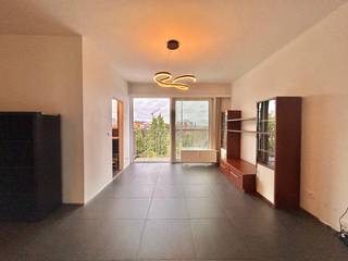 Deze studio van ca. 43 m² op de 8ste verdieping, is DEELS GEMEUBELD en recent gerenoveerd en instapklaar. <br />De studio beschikt over een aangename leefruimte met aparte slaaphoek. <br />Studio met veel lichtinval en een compact zuidgericht terras waar u de hele dag van de zon kunt genieten. Ideaal voor wie comfortabel en zorgeloos wil wonen op een goede locatie.<br />Badkamer, compact en praktisch, voorzien van lavabo en bad/douche. Er is een apart toilet voorzien. <br /><br />Huurprijs €750/ mnd + Alg kosten €150/ mnd ( provisie verwarming, water en alg onderhoud/ gebruik algemene delen) <br />Elektriciteit, internet en tv individueel.<br /><br />Direct beschikbaar.<br /><br />WILT U AANWEZIG ZIJN OP HET BEZOEKMOMENT? RESERVEER UW PLEK:<br /><br />https://360.zabun.be/public/visitreservationcomponent/visitreservation.aspx?guid=E261B857-4F8C-4DD0-90C7-9EDB58A3A748&languageid=nl&id=85059613&c=BE