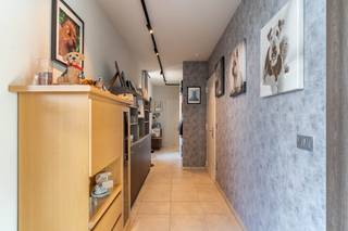Dit zeer goed onderhouden en modern BEN-appartement met twee slaapkamers is gelegen in het landelijke Werchter, op wandelafstand van tal van voorzieningen zoals een bakker, slager, apotheek, dagbladhandel en scholen. Hier geniet je van een energiezuinige woonst op een centrale, maar rustige locatie.<br /><br />Het appartement bevindt zich op de bovenste verdieping van residentie "Sint-Jan" en omvat een inkomhal met afzonderlijk gastentoilet, een ruime en lichtrijke leefruimte met gezellige salonhoek en eetplaats, die dankzij de grote raampartijen en de twee ruime terrassen een prachtig gevoel van licht en ruimte creëert. De volledig geïnstalleerde keuken met aanpalende berging, twee volwaardige slaapkamers en een comfortabele badkamer maken het geheel compleet.<br /><br />Verder beschikt het appartement over een ruime kelderberging, twee privatieve ondergrondse autostaanplaatsen en tal van hedendaagse comfort zoals een warmtepomp, zonnepanelen, vloerverwarming, automatische zonwering en screens en een gemeenschappelijke waterontharder. Vanop beide terrassen geniet je bovendien van een weids uitzicht over Werchter en de omliggende velden.<br /><br /><span><span>Momenteel wordt het appartement bewoond door de eigenaars, die het nog minstens negen jaar wensen te huren aan € 1.200 per maand.</span></span><span><span> </span></span>Dit maakt deze eigendom bijzonder interessant voor investeerders die op zoek zijn naar een zorgeloze investering met onmiddellijke, stabiele en gegarandeerde huurinkomsten, terwijl ook kopers die het appartement later zelf wensen te betrekken hier een unieke opportuniteit vinden.<br /><br />Bij interesse kan u contact opnemen met Jan Schrijvers via 0495 18 95 81 of janschrijvers@immojanstas.be.<br /><br />Bijkomende info (EPC, bodemattest, elektriciteitsattest, enz...) kan U hier downloaden ↓