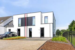 Cette maison moderne à 3 façades (2023) allie le confort de vie contemporain à des performances énergétiques exceptionnelles, PEB de -3 kWh/m²...
