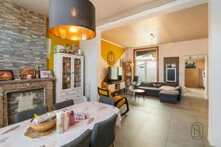 <p>Ontdek deze ruime, gedeeltelijk gerenoveerde 3-gevelwoning met zijdelingse toegang, ideaal gelegen in Lessines. Dicht bij alle voorzieningen zoals de A8, winkels, scholen, het station, enz. Een perfecte leefomgeving voor een gezin.</p><p>De gelijkvloerse verdieping omvat een inkomhal die toegang geeft tot een ruime, lichtrijke leefruimte en een te moderniseren keuken. Verder beschikt de woning over een grote kelder en de mogelijkheid om, volgens uw wensen, een extra badkamer te creëren.</p><p>Een veranda vervolledigt deze leefruimte en geeft toegang tot het terras en de ruime tuin.</p><p>Op de eerste verdieping geeft een nachthal toegang tot drie slaapkamers en een douchekamer met toilet.</p><p>De woning beschikt eveneens over een zolder die extra bergruimte biedt of bijkomend inrichtingspotentieel heeft.</p><p>Technisch: PVC-ramen met dubbele beglazing, verwarming op gas met recente ketel, EPC D, conforme elektriciteit.</p><p>Een lichtrijke woning met veel potentieel, ideaal voor gezinnen die op zoek zijn naar comfort en ruimte.</p><p>Voor meer informatie of om een bezoek te plannen, contacteer ons via: 0499/34.68.24 of via anne-sophie@immobeguin.be</p>