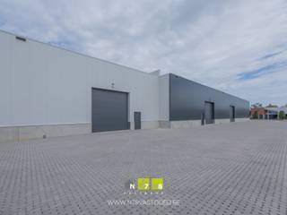 <p><strong>UNIT 2 VAN 375M² OP INDUSTRIETERREIN JAGERSBORG TE MAASEIK.<br /><br />KENMERKEN<br /></strong>- oppervlakte: 375m²<br />- 1 sectionaalpoort (4.00m breed x 4.20m hoog)<br />- gevelbekleding: geïsoleerde sandwichpanelen <br />- lichtstraat met RWA<br /><br /><strong>ALGEMEEN</strong><br />Aan de voornaamste toegangsweg naar het Industrieterrein Jagersborg, zijn deze nieuwe bedrijfsunits opgericht. Zowel de N73 als de N78 zijn vlot bereikbaar en de A2 autosnelweg bevindt zich op 9 km. Deze nieuwe site voorziet 9 KMO-units met verschillende afmetingen. Extra troef: 2 units beschikken over aparte kantoorruimtes. Het plan voorziet bovendien voldoende parkeerplaatsen, in totaal 39 stuks. Aan elke unit zijn persoonlijke parkeerplaatsen toegekend.<br /><br /><strong>EXTRA INFORMATIE VERHUUR</strong><br />- Verhuur onder het BTW-stelsel, vermelde huurprijs te verhogen met 21% BTW.<br />- Huurovereenkomst van gemeen recht: gewenste duur in onderling overleg.<br />- Aanvaarding huurder steeds in overleg met verhuurder.<br />- Algemene kosten: 70,00 EUR per maand.<br />- Onroerende voorheffing, kosten/verbruik nutsvoorzieningen ten laste van de huurder.<br /><br />Bekijkt u deze advertentie via een aanverwante vastgoedsite, surf dan zeker naar onze website <strong>www.N78vastgoed.be</strong> voor een uitgebreide beschrijving en foto's. Meer info: <strong>+32 (0)89 86 18 88 </strong>of <strong>info@N78vastgoed.be.</strong></p>