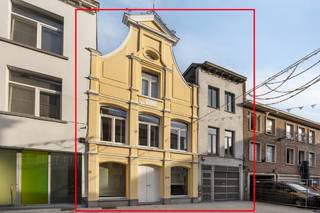 In het historische hart van Mechelen bevindt zich dit uitzonderlijke pand met een nuttige oppervlakte van ca. 670 m². Dankzij de dubbele huisnummering en brede gevel geniet het eigendom van een sterke uitstraling én een uniek zicht op de Dijle.<br /><br />Op het gelijkvloers bevindt zich het voormalige notariskantoor, ideaal voor vrije beroepen, kantoor of praktijkruimte. De bovenliggende verdiepingen zijn klaar voor bewoning en bieden ruimtes met tal van mogelijkheden: combinatie wonen-werken, investering of exclusieve stadsresidentie.<br /><br />Troeven:<br />* Topligging<br />* Ca. 670 m² nuttige oppervlakte<br />* Zicht op de Dijle<br />* Parking aanwezig (zeldzaam in centrum Mechelen)<br />* Mooi verzorgd en goed onderhouden pand<br />* Gelegen op wandelafstand van het station, de Grote Markt, winkels en horeca<br />* Een unieke opportuniteit voor wie ruimte, karakter en locatie wil combineren in het centrum van Mechelen.<br /><br />Interesse? Contacteer ons via ken@immovos.be of 0477/ 29 72 50 voor meer informatie of een bezoek ter plaatse.