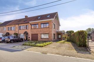 Ben je op zoek naar een rustig gelegen, ruime gezinswoning met een vernieuwde keuken, vier slaapkamers, een garage en een mooie tuin?<br />Aan de rand van het centrum, vlakbij wandel- en fietsroutes, speeltuinen, scholen en winkels.<br /><br />Je komt binnen via de inkomhal, die toegang geeft tot de aparte bureauruimte en een aparte toilet.<br />De leefruimte is bijzonder lichtrijk en vormt samen met de <strong>open keuken</strong> een aangename, centrale leefplek.<br />De keuken is voorzien van ingebouwde toestellen en beschikt over heel wat ingemaakte kasten, waardoor je geniet van voldoende opbergruimte.<br /><br />De garage is ruim en beschikt over een elektrische poort. Onder de trap is er bovendien nog een extra opbergruimte, ideaal voor praktische stockage.<br /><br />Op de eerste verdieping bevinden zich <strong>drie slaapkamers.</strong><br />De badkamer is voorzien van een lavabomeubel, ligbad, afzonderlijke douche en toilet.<br />De tweede verdieping biedt nog een <strong>ruime zolderkamer</strong> met ingemaakte kasten, een toilet en een aparte technische ruimte.<br />Hierdoor zijn er ook boven heel wat mogelijkheden voor extra slaap-, hobby- of werkruimte.<br /><br />Achteraan de woning geniet je van een <strong>mooie, zonnige tuin</strong> met tuinhuis.<br />Ook op energetisch vlak heeft de woning heel wat te bieden, met zonnepanelen, een regenwaterput van 7.500 liter, een condensatieketel op aardgas en airco op iedere verdieping. Verder beschikt de woning over parket en elektrische rolluiken.<br /><br />Een ruime en verzorgde gezinswoning met een praktische indeling, energiezuinige voorzieningen en een zonnige tuin.<br />Kom dit toppertje checken! Bel ons 03/775.78.79<br />Ben je ook van plan jouw eigendom te verkopen? Maak een afspraak voor een gratis schatting, wij maken er samen een succesverhaal van.<br />