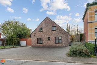 Op een rustige locatie, vlakbij centrum Koningshooikt, bevindt zich deze instapklare woning met 4 slaapkamers, inpandige garage en ruime tuin. U hebt ook de mogelijkheid om op het gelijkvloers kantoorruimtes in te richten voor uw zelfstandige activiteit of vrij beroep. U geniet hier van een uiterst rustige ligging, toch op wandelafstand van het centrum met winkels, scholen en het openbaar vervoer.<br /><br />We betreden de woning via de inkomhal met apart toilet. De hal geeft toegang tot 4 kamers, voorzien van airco, die u kunt inrichten als slaapkamer of bureauruimte. Het gelijkvloers beschikt verder nog over een tweede toilet, een veranda en een ruime inpandige garage. In de goed georiënteerde tuin kunt u steeds in alle rust en privacy genieten van het mooie weer. De leefruimte bevindt zich op de eerste verdieping. De open keuken is hier mooi geïntegreerd in het geheel en voorzien van de voornaamste toestellen. Aangrenzend aan de leefruimte bevindt zich de badkamer, uitgerust met lavabo en douche. Op de eerste verdieping beschikt u tot slot nog over een schitterend terras. <br /><br />Dit is een uitstekende opportuniteit als u op zoek bent naar een instapklare woning met 4 slaapkamers op een rustige locatie. Contacteer ons voor meer informatie op 0474/78 07 73 of neem een kijkje op www.boonstravastgoed.be.<br /><br />Bijzonderheden: <br />- 4 slaapkamers<br />- Inpandige garage<br />- Uitstekende locatie<br /> 