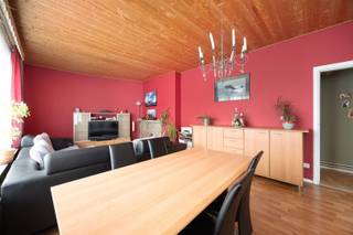 <p><span>Appartement avec potentiel et double parking au cœur de Merksem</span></p><p><span>Découvrez cet </span><span>appartement agréablement situé</span><span>au deuxième étage</span><span> d'un petit immeuble à </span><span>Sint-Lutgardisstraat 5</span><span> à Merksem. Une rue tranquille à quelques pas des écoles, des magasins, des transports en commun et de la très animée </span><span>Kroonplein</span><span> avec son aire de jeux.</span></p><p><span>L'emplacement</span></p><p><span>L'emplacement est un véritable atout :</span></p><ul><li><span>Calme et central</span><span> à Merksem</span></li><li><span>Écoles, magasins et supermarchés accessibles à pied</span></li><li><span>Transports publics</span><span> (tramway &amp; bus) à proximité</span></li><li><span>Parking facile</span><span> et bonne connexion avec le centre d'Anvers</span></li></ul><p><span>L'appartement</span></p><p><span>L'appartement a besoin d'être </span><span>rafraîchi</span><span>, mais offre une </span><span>base solide</span><span> pour ceux qui recherchent </span><span>un projet avec du potentiel</span><span>.</span></p><ul><li><span>Le bâtiment a un </span><span>nouveau toit</span></li><li><span>Les fenêtres ont été </span><span>partiellement rénovées</span><span> avec des </span><span>fenêtres en PVC et du verre à haut rendement</span></li><li><span>A l'intérieur, des </span><span>travaux de rafraîchissement ou de rénovation</span><span> sont souhaitables, ce qui vous permettra de le finir entièrement à votre goût</span></li></ul><p><span>Atout supplémentaire</span></p><p><span>Un plus rare dans ce quartier : le </span><span>garage box</span><span> avec la possibilité de </span><span>se garer également devant le garage</span><span>, soit un total de </span><span>deux possibilités de stationnement</span><span>.</span></p><p><span>En résumé</span></p><p><span>Un </span><span>appartement bien situé avec un potentiel de rénovation</span><span>, dans une </span><span>rue calme</span><span> et proche de tout ce dont vous avez besoin, avec un </span><span>double parking</span><span> et un </span><span>toit déjà rénové</span><span>.</span></p><p><span>Idéal pour ceux qui aiment mettre leur propre marque sur une propriété !</span><span><br />Contactez </span><span>Sinjoor.be</span><span> pour plus d'informations ou une visite.</span></p><p><span> </span></p><p><span> </span></p>