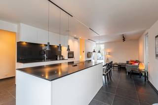 Deze energiezuinige woning is instapklaar en voorzien van alle nieuwe technieken: vloerverwarming, ventilatiesysteem D, domotica, zonnepanelen... Een parkeerplaats is voorzien voor de deur. <br /><br />Indeling gelijkvloers:<br />- inkomhal met vestiaire en toilet, <br />- woonkamer met luxueus ingerichte open keuken met kookeiland (koelkast, diepvries, vaatwasser, combi-oven, inductiekookplaat met ingewerkte dampkap) <br />- berging met alle technieken <br /><br />Indeling eerste verdieping:<br />- 3 slaapkamers <br />- apart toilet<br />- moderne stijlvolle badkamer met inloopdouche, lavabo<br /><br />Achter de woning is er een groot terras (zuidgericht) met toegangspoortje. De parking bevindt zich net naast het huis. Achteraan is er een grote gemeenschappelijke tuin voor de bewoners. <br /><br />Troeven:<br />- vlakbij Diepenbeek en Hasselt centrum <br />- veel lichtinval dankzij grote raampartijen<br />- zeer energiezuinig: A-label, EPC-score 4 kWh/m²<br />- domotica: verduistering, ventilatie, verlichting, ... <br />- kost gemeenschappelijke delen: 40€/m <br />- verkoop onder registratierechten! <br /><br />Beknopt:<br />Bouwjaar: 2022<br />Woonopp: 124m² - perceel 110m²<br />CV op aardgas (Vaillant) <br /><br />Bestuursmaatregelen in het maatregelenregister: nee<br /><br />Deze AI-visualisaties zijn bedoeld als inspiratie. Er werd geen rekening gehouden met technische specificaties, stedenbouwkundige voorschriften of de concrete mogelijkheden tot realisatie.