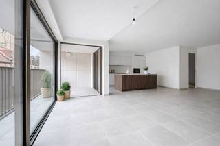 Ben je op zoek naar een royale woonst met kwalitatieve afwerking, centraal gelegen en met alles binnen handbereik? Dan is dit instapklaar appartement precies wat je zoekt!<br /><br />📍 Premium ligging<br />Wonen op amper enkele stappen van de Grote Markt, tal van winkels, het station, bushaltes én cultuurcentrum De Spil. Je geniet hier van een ideale mix tussen rust en de dynamiek van het stadsleven.<br /><br />🏡 Doordacht wooncomfort<br />De ruime en heldere leefruimte sluit naadloos aan op de open keuken, uitgerust met moderne toestellen. Dankzij de vloerverwarming, aangesloten op het duurzame warmtenet, heerst er doorheen het hele appartement een aangename warmte.<br /><br />🛏️ Functionele indeling<br />✔️ 2 ruime slaapkamers (waarvan één met directe toegang tot het terras)<br />✔️ Bureau-ruimte<br />✔️ Moderne badkamer met comfortabele inloopdouche<br />✔️ Gastentoilet<br />✔️ Handige berging<br /><br />Ruim terras van ca. 11 m²<br />Het terras biedt een aangename buitenruimte waar je kan genieten —perfect voor een gezellige apero, ontspanning of een rustig moment na een drukke dag.<br /><br />Extra pluspunt<br />Het appartement is uitgerust met de Hello Help systeem-app voor extra veiligheid en gemoedsrust.<br /><br />🚗 Praktische voorzieningen<br />In de kelderverdieping bevinden zich de afgesloten garages en private bergruimtes.<br /><br />📞 Interesse of benieuwd naar andere units binnen deze residentie?<br />Contacteer ons op 051/54 59 69 en ontdek hoe comfortabel wonen in Roeselare kan zijn!