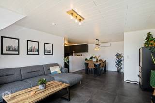 Op een toplocatie in Herent bevindt zich dit recent vernieuwd appartement met twee slaapkamers, een gezellig terras en een ondergrondse staanplaats met berging. Dankzij de centrale ligging op amper 10 minuten wandelen van het station, geniet u van een uitstekende bereikbaarheid, terwijl winkels, scholen en horecazaken zich op wandelafstand bevinden.<br /><br />Via de inkomhal met vestiaire betreden we het appartement. De lichtrijke leefruimte biedt voldoende plaats voor een gezellige zithoek en een aparte eetruimte. De leefruimte geeft uit op het gezellige terras. De open keuken sluit naadloos aan op de leefruimte en is uitgerust met kwalitatieve toestellen. Aansluitend bevindt zich een praktische wasplaats/berging.<br />De nachthal leidt naar twee volwaardige slaapkamers en een stijlvolle badkamer, ingericht met een inloopdouche, dubbel lavabomeubel en toilet. Zowel de leefruimte als beide slaapkamers zijn voorzien van een airco-unit. <br /><br />Ten slotte beschikt u over een ruime ondergrondse staanplaats met aansluitend een ruime kelderberging.<br /><br />Dit is een uitstekende opportuniteit als u op zoek bent naar een recent vernieuwd appartement met twee slaapkamers, een terras en een ondergrondse staanplaats te Herent. Contacteer ons voor meer informatie op 0480 66 14 77 of via info@boonstravastgoed.be.<br /><br />Bijzonderheden:<br />- 2 slaapkamers<br />- Recent gerenoveerd<br />- Ondergrondse staanplaats