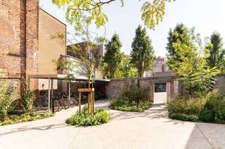 Dit authentieke Business Center, gelegen in de Bomastraat in Gent, is gespreid over 2 gebouwen, en biedt plaats aan 7 units. Met de vestiging...