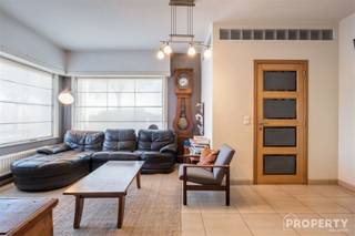 <p><span>Ruime gezinswoning met karakter in Zillebeke. Deze woning biedt 174 m² bewoonbare vloeroppervlakte op een perceel van 531 m² met een praktische indeling en veel potentieel. Met 3 slaapkamers, 1 badkamer en een aparte garage. op het gelijksvloers is er een lichtrijke woonkamer met grote raampartijen die zorgen voor veel daglicht en een aangename leefruimte. Aansluitend bevindt zich de eetkamer en een ruime open keuken. Achteraan ligt een handige hal met toegang tot de badkamer met inloopdouche en wastafel. </span></p><p><span>Verder zijn drie volwaardige slaapkamers. Zolder: meerdere ruimtes die momenteel dienstdoen als studeerkamer en hobbyruimte, ideaal voor thuiswerk, opslag of een extra logeerkamer. </span></p><p><span>De tuin biedt volop privacy en ruimte voor ontspanning. Een garage biedt plek aan één auto en extra berging, met daarnaast nog voldoende parkeergelegenheid op eigen terrein. </span></p><p><span> </span></p><p><span>Pluspunten</span></p><p><span>- Ruime en fleksibele indeling met potentieel om naar eigen smaak te renoveren</span></p><p><span>- Grote ramen en veranda die zorgen voor aangename leefruimtes</span></p><p><span>- Uitstekende buitenruimte met tuin en bijgebouwen</span></p><p><span>- Garage en voldoende parkeergelegenheid</span></p><p><span>- Rustige ligging in Zillebeke met gemakkelijke verbindingen naar voorzieningen en groen</span></p><p><span> </span></p><p><span>Deze woning biedt veel mogelijkheden voor wie op zoek is naar een ruime, karaktervolle thuisbasis in een rustige omgeving. Neem gerust contact op voor een bezichtiging op het nr. 056/ 960800 of mail naar info@property-vastgoed.be</span></p>