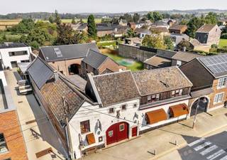 Gerenoveerde zéér ruime vierkantshoeve met minstens 6 slaapkamers, 4 badkamers, 2 keukens, winkelruimte, bureau's, zonnepanelen met thuisbatterij,...