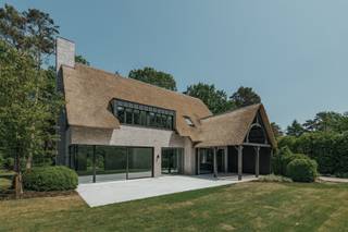 Op een gunstige locatie staat deze eigentijdse riet gedekte villa op een perceel van ca. 1.872m².Deze compacte, uitgekiende woning biedt de beleving...
