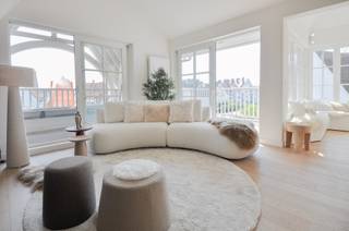 Volledig gerenoveerd appartement met ruime zonneterrassen gelegen in een kleine villaresidentie zeer nabij het strand. Indeling: inkomhall met gastentoilet. Lichtrijke woonkamer uitgevend het op twee zonneterrassen bestaande uit en gezellig salon en eethoek. Volledig ingerichte keuken. Slaapkamer één met ingemaakte kasten. Tweede slaapkamer. Nachthal met Ingemaakte kasten. Kast voorzien voor het plaatsen van een wasmachine en droogkast. Badkamer en douchekamer. Privatieve kelder. Mogelijkheid tot aankoop van een garagebox in de residentie.