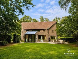 <p><strong>In een prachtig groene, rustige villawijk van Oud-Turnhout bevindt zich deze op te frissen villa, gelegen op een royaal perceel van 2.789 m².</strong><br />Wie houdt van ruimte, licht en een harmonieuze verbinding met de natuur, voelt zich hier meteen thuis. De woning beschikt onder meer over een bijzonder ruime leefruimte, een gezellige leefkeuken, vijf volwaardige slaapkamers, een kantoorruimte en een dubbele garage. De weelderige tuin is een waar rustoord en geniet dankzij de zuidwestoriëntatie de hele dag door van zon. <br /><br /><strong>Bovendien geniet u van een uitstekende bereikbaarheid, op slechts 25 minuten van zowel Eindhoven (NL) als Antwerpen (BE) – ideaal voor wie centraal én rustig wil wonen.</strong><br /><br />De woning is op te frissen, waardoor u de perfecte kans krijgt om ze volledig naar uw smaak te moderniseren.</p>
<p><strong>Gelijkvloers</strong><br />Bij het binnenkomen word je verwelkomd in een stijlvolle, centrale inkomhal met gastentoilet en vestiaire. Links bevindt zich een praktische kantoorruimte—ideaal om rustig te werken van thuis uit—terwijl je rechts toegang hebt tot de dubbele, inpandige garage.</p>
<p>De leefruimtes bevinden zich aan de achterzijde van de woning en baden door de grote raampartijen in een overvloed aan natuurlijk licht. Vanuit zowel de zit- als eethoek heb je een prachtig zicht op de groene tuin. De warme travertinvloer geeft het geheel een elegante en tijdloze uitstraling.</p>
<p>De aangrenzende leefkeuken is uitgerust met kwalitatieve Miele-toestellen en biedt plaats aan een gezellige eethoek. In de aansluitende veranda is het heerlijk ontspannen met zicht op de tuin. Een aparte zij-ingang brengt je naar de wasplaats met douche en een extra bergruimte—ideaal voor gezinnen die houden van orde en functionaliteit.</p>
<p><strong>Eerste verdieping</strong><br />De stijlvolle travertintrap leidt naar de eerste verdieping, waar maar liefst vier ruime slaapkamers te vinden zijn. Drie hiervan zijn uitgerust met een eigen lavabo en bieden toegang tot het achterliggende terras. De vijfde slaapkamer grenst aan de badkamer, die tevens bereikbaar is via de nachthal. De volledig uitgeruste badkamer beschikt over een ligbad, dubbele wastafel, douche en toilet.</p>
<p><strong>Zolder</strong><br />Via een handige vlizotrap bereik je de bergzolder, perfect voor het opbergen van seizoensspullen of persoonlijke archieven.<br /><br /></p>
<p><strong>Troeven</strong></p>
<ul>
<li>
<p>Maar liefst <strong>vijf slaapkamers</strong> én een aparte <strong>kantoorruimte</strong></p>
</li>
<li>
<p>Rustige, groene ligging met een tuin op het <strong>zuidwesten</strong></p>
</li>
<li>
<p><strong>Uitstekende bereikbaarheid</strong>: slechts 25 min. van Eindhoven én Antwerpen</p>
</li>
<li>
<p><strong>Op te frissen</strong>, met tal van mogelijkheden om naar eigen smaak te moderniseren</p>
</li>
<li>
<p>Verwarming op aardgas via radiatoren</p>
</li>
<li>
<p><strong>HR-condenserende gasketel</strong> vernieuwd in 2016</p>
</li>
</ul>
<p>Deze villa combineert ruimte, kwaliteit, natuur en potentieel tot een bijzonder aantrekkelijk geheel. Een ideale kans voor wie droomt van wonen in een groene, residentiële omgeving en zijn eigen stempel wil drukken op een ruime woning.</p>