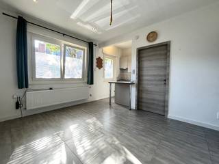 Dit gezellig 1-slpk appartement is gelegen op de gelijkvloerse verdieping en bevindt zich nabij het centrum van Turnhout. Indeling: inkomhal met gastentoilet, een lichtrijke woonkamer, een open keuken ingericht met een gasvuur, een dampkap, een koelkast en diverse opbergkasten. Verder is er een ruime slaapkamer met en-suite badkamer voorzien van douche en aansluiting voor wasmachine en droogkast. Het appartement beschikt over een terras/koer, welke tevens dient als achteringang, ideaal voor vuilnisbakken of de fiets. Het appartement beschikt ook over een privatieve kelderberging. Kortom een gezellig 1slpk-appartement op een leuke locatie nabij het centrum van Turnhout, openbaar vervoer, autostrade, ..... Ideaal als investering of eigen bewoning.