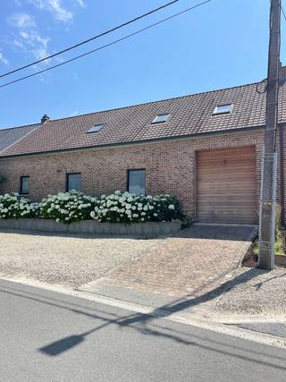 Karaktervolle en verrassend ruime woning op een rustige ligging in de Baardegemstraat, vlak bij Kravaalbos. <br /><br />Deze eigendom combineert landelijke charme met een verzorgde, hedendaagse afwerking en biedt heel wat ruimte voor een gezin, thuiswerk of hobby’s. <br /><br />Op het gelijkvloers bevinden zich een lichtrijke leefruimte met eetplaats, een open keuken met praktische berging/wasplaats, een badkamer met douche, jacuzzi en toilet, een kelder en een ruime inpandige garage. Grote raampartijen bieden een mooi zicht op de zuidgerichte tuin en de gezellige binnenkoer.<br /><br />Op de verdieping zijn er vier ruime slaapkamers, een grote nachthal die ook als speel- of hobbyruimte kan dienen en een apart toilet met wastafel. Daarnaast zijn er twee ingerichte polyvalente ruimtes met sanitaire voorzieningen, ideaal als kantoor aan huis, praktijkruimte, atelier, hobbyruimte, gastenruimte of extra bergruimte.<br /><br />Buiten geniet je van een perceel van ca. 1.730 m² met een zuidgerichte tuin, terras, grote oprit, ruime parkeermogelijkheden en aanwezige stallen. Een unieke plek voor wie houdt van rust, natuur, wandelen, fietsen of paarden.<br /><br />Troeven:<br />Bewoonbare oppervlakte ca. 302 m²<br />4 slaapkamers en 3 badkamers<br />Inpandige garage en meerdere parkeerplaatsen<br />Zuidgerichte tuin met terras<br />Stallen en polyvalente ruimtes<br />EPC-label D: 395 kWh/m² jaar<br />Asbestveilig attest beschikbaar<br />Elektrische installatie geldig tot 20/12/2042<br />Regenwaterrecuperatie voor toiletten<br />Niet gelegen in overstromingsgebied<br />Optioneel: aankoop van twee nabijgelegen weides van samen ca. 6.791 m².