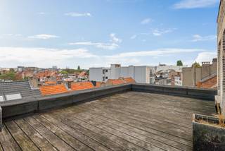 Dit verzorgd appartement combineert een aangename lichtinval met een praktische indeling en een opvallend ruim terras van 21 m². Ook de ligging is bijzonder handig: winkels, horeca, openbaar vervoer en dagelijkse voorzieningen bevinden zich vlot binnen bereik, terwijl zowel Antwerpen-Berchem als het stadscentrum goed bereikbaar zijn. Zo woont u centraal, met alles dichtbij en toch met een fijne buitenruimte als extra troef.<br /><br /><strong>Indeling</strong><br />Via de hal bereikt u de zonnige woon- en eetkamer, die dankzij de natuurlijke lichtinval een frisse en aangename sfeer heeft. Aansluitend bevindt zich de keuken, uitgerust met gasfornuis, oven, dampkap en spoelbak.<br />Verder beschikt het appartement over een ruime slaapkamer en een nette badkamer met douche, toilet en lavabo in meubel.<br />Er is een terras van ±21 m², dat een mooi open en panoramisch zicht over de stad biedt. Een aangename plek om buiten te zitten en tegelijk een gevoel van ruimte aan het appartement toevoegt.<br /><br /><strong>Bijzonderheden</strong><br />Inclusief private kelder, hoogrendementsbeglazing in PVC en individuele centrale verwarming op gas. Ook de lage gemeenschappelijke kosten vormen een praktische troef.<br /><br />Een fris en verzorgd stadsappartement met een sterke ligging en een buitenruimte die het verschil maakt.<br /><br />Elektrische keuring in aanvraag.<br /><br />Dit appartement valt onder de renovatieverplichting: Nieuwe eigenaars van energieverslindende woongebouwen (met een EPC-label E of F) worden verplicht om binnen de 6 jaar na aankoop energetisch te renoveren tot minimaal EPC-label D.<br />https://www.vlaanderen.be/bouwen-wonen-en-energie/kopen-en-verkopen/een-huis-of-appartement-kopen/renovatieverplichting-voor-residentiele-gebouwen<br /><br /> 