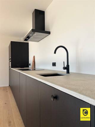 <p><span>Volledig gerenoveerd 2-slk appartement met ruim terras en garagebox te Berchem!</span></p><p><span>Stijlvol wonen bereikt een hoogtepunt in dit prachtig gerenoveerde appartement op de 5de verdieping, gelegen aan de begeerde Fruithoflaan in Berchem.</span></p><p><span>Gelegen op een toplocatie biedt dit appartement niet alleen een prachtige plek om te wonen, maar ook nabijheid tot alle voorzieningen, groene ruimtes en vlotte verbindingen.</span></p><p><span> </span></p><p><span>Het appartement heeft de volgende indeling</span></p><p><span> </span></p><p><span>Leefruimte en keuken</span></p><p><span>U komt binnen in de ruime lichtrijke leefruimte met volledig geïnstalleerde open keuken.</span></p><p><span>Deze volledige ruimte is gezet op een mooie parket houten vloer en geniet van veel natuurlijk lichtinval.</span></p><p><span> </span></p><p><span>Slaapkamer en badkamer</span></p><p><span>Het appartement beschikt over 2 ruime slaapkamers die beide toegang bieden tot het terras. </span></p><p><span>De badkamer is voorzien van een dubbel lavabomeubel en een inloopdouche.</span></p><p><span>Via de nachthal heeft u alsook toegang tot het aparte toilet met handenwasser, technische ruimte en aparte wasplaats.</span></p><p><span> </span></p><p><span>Een gunstige EPC-score A staat garant voor energiezuinigheid, waardoor je niet alleen comfortabel woont maar ook milieubewust bezig bent.</span></p><p><span>Het hoogtepunt van deze woning is het ruime terras, een oase van rust boven de bruisende stad, perfect voor ontspanning en gezellige momenten.</span></p><p><span>De garagebox voegt een extra laag van gemak toe aan deze al indrukwekkende aanbieding.</span></p><p><span> </span></p><p><span>Huurprijs en beschikbaarheid:</span></p><p><span>Maandelijkse huurprijs: 1.200,00 euro (appartement) &amp; 60,00 euro (ondergrondse garagebox)</span></p><p><span>Maandelijkse kosten: 200,00 euro (Water, onderhoud &amp; minuterie van het gebouw, huisvuil ophaling) </span></p><p><span>Beschikbaarheid: 1/06/2026</span></p><p><span> </span></p>