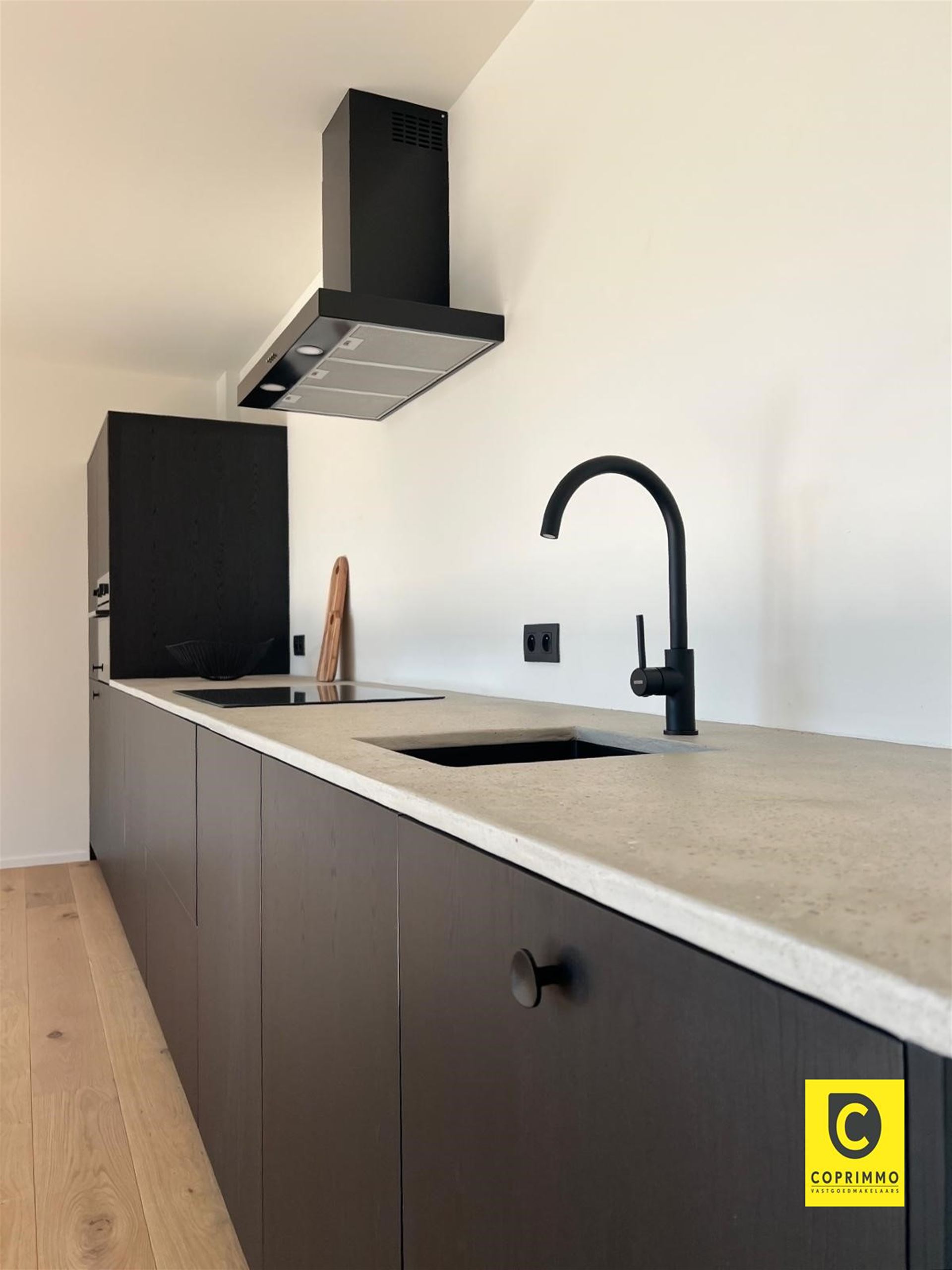 Volledig gerenoveerd 2-slk appartement met ruim terras en garagebox te Berchem! - foto 3