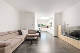<p>Deze instapklare stadswoning combineert comfortabel wonen met een bijzonder praktische ligging in de nabijheid van het centrum van Aalst. Winkels, scholen, openbaar vervoer en andere dagelijkse voorzieningen bevinden zich op korte afstand, terwijl u thuis geniet van een aangename en verzorgde woonomgeving.</p><p>De woning werd de afgelopen jaren grondig aangepakt en met zorg onderhouden. Zo werden onder meer het dak en de ramen vernieuwd en beschikt de woning over een hedendaagse, volledig uitgeruste keuken.</p><p>Bij het binnenkomen ontdekt u een ruime en lichtrijke leefruimte die mooi aansluit op de moderne keuken. De woning biedt bovendien vier volwaardige slaapkamers en twee badkamers, waardoor ze bijzonder geschikt is voor gezinnen of voor wie graag over extra ruimte beschikt voor een bureau, hobbykamer of logeerkamer.</p><p>Ook buiten heeft deze woning heel wat te bieden. De verzorgd aangelegde tuin met terras en tuinhuis vormt een fijne plek om in alle rust te ontspannen en optimaal van de buitenruimte te genieten.</p><p>Enkele belangrijke troeven:</p><p>Instapklare en uitstekend onderhouden woning<br />4 slaapkamers<br />2 badkamers<br />Moderne, volledig uitgeruste keuken<br />Recent vernieuwde ramen en dak<br />Aangenaam aangelegde tuin met terras en tuinhuis<br />Asbestveilig<br />Elektrische installatie conform<br />Gunstige EPC-score<br />Centrale ligging nabij winkels, scholen, openbaar vervoer en het centrum van Aalst</p><p>Bent u op zoek naar een ruime en verzorgde woning waar u zonder grote werken onmiddellijk kunt intrekken? Dan is deze eigendom zeker een bezoek waard.</p><p>De vermelde prijs is een richtprijs. Na ontvangst van de biedingen zal de verkoper beslissen of hij/zij de eigendom verkoopt aan de kandidaat met het beste bod. De richtprijs is aldus niet bindend voor de verkoper.</p><p>Meer informatie of een bezoek plannen?<br />Neem contact op met Vastgoedadvies De Rick via 053 70 23 67 of info@derick.be.</p>