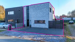 Een prachtige, recente halfopen bebouwing van slechts 3 jaar oud. Deze instapklare woning biedt modern comfort, een praktische indeling en...