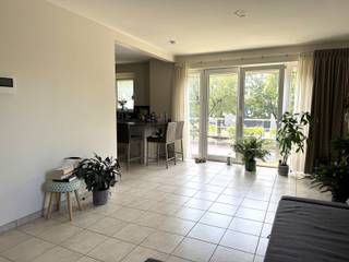 Hoekappartement met 2 slaapkamers en garage in Mechelen Zuid.Via de inkomhal bereiken we de living met open ingerichte keuken, WC, badkamer met inloopdouche en wasplaats. Aansluitend zijn er 2 slaapkamers en een terras.Verder beschikt het appartement over een kelderberging en een afgesloten garagebox.Het appartement beschikt over een videofoon, waterverzachter en is bereikbaar met de lift.