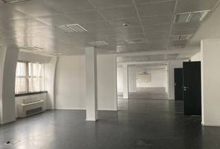 Magnifique immeuble de caractère d'une surface de +/- 4.400 m² répartis sur 6 niveaux avec 12 emplacements de parking. Idéalement situé dans le centre-ville de Bruxelles entre la place De Brouckère et Rogier. Nombreuses facilités dans les environs immédiats (commerces, bars, restaurants, hôtels, fitness, parking) et facilement accessible en transports en communs.<br /><br />Le bâtiment se compose comme suit:<br />-Rez-de-chaussée : 5 grandes salles de bureau/réunion, atrium, cuisine, 2 débarras, 3 garages pour un total de 12 places de parking (1 garage de 2 places transformé en local à vélos + 1 garage de 2 places + 1 garage de 8 places), WC (M/V/PBM).<br />-Sous-sols : 5 caves, 1 vestiaire, 2 salles de douche, 4 grandes pièces.<br />-1er étage : 4 pièces, WC, grande pièce aux murs amovibles.<br />-2ème étage : 10 pièces, WC, grande pièce aux murs amovibles.<br />-3ème étage : 6 pièces, WC, grande pièce aux murs amovibles.<br />-4ème étage : 5 pièces, WC, grande pièce aux murs amovibles, cuisine.<br />-5ème étage : grande salle aux murs amovibles, 2 salles, WC, mezzanine (grande salle de réunion).<br /><br />Le bâtiment comprend les installations techniques suivantes<br />- 2 ascenseurs<br />- ventilation à double flux<br />- climatisation (uniquement côté Saint-Pierre)<br />- Système Somati<br />- adoucisseur d'eau<br />- système de badge pour l'ouverture des portes<br />- groupe électrogène DIESEL<br /><br />Le bâtiment sera occupé par le CPAS de la Ville de Bruxelles jusqu'au 31/12/2026.<br />