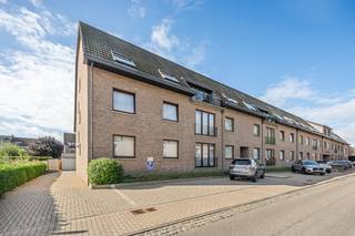 Instapklaar 2-slaapkamerappartement met terras en grote garage in centrum Herent<br /><br />Dit <strong><span>perfect onderhouden</span></strong> en <strong><span>volledig instapklare</span></strong> appartement aan de Notelarenweg 70 is gelegen in een piekfijne en zeer goed onderhouden residentie in het centrum van Herent.<br />Het appartement beschikt over <span>twee volwaardige slaapkamers,</span> een aangename en <span>zeer ruime leefruimte met uitgeruste keuken</span> en een terras. Extra troeven zijn de garage en de grote privatieve kelder waardoor er bijzonder veel parkeer- en bergruimte aanwezig is.<br />Een verzorgd en instapklaar appartement op een centrale ligging, met winkels, openbaar vervoer en andere voorzieningen vlakbij. Ook Leuven is uiteraard vlot bereikbaar.<br />Troeven: piekfijne residentie • perfect onderhouden • instapklaar • 2 slaapkamers • terras • grote garage • ruime kelder • centrum Herent<br /><br />Boek een <strong>bezoekmoment</strong> met Philippe in via onze website