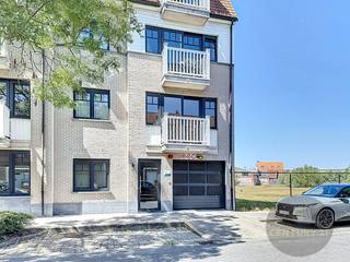 Op een boogscheut van de haven hebben we dit prachtig twee-slaapkamer appartement te koop. <br />Deze beschikt over een ruime woonkamer met klein balkon, en een aangrenzende keuken die van alle comfort voorzien is. <br /><br />Daarnaast heeft het appartement twee ruime slaapkamers, uitkijkend op een terras aan de achterkant, die voor veel rust en privacy zorgt. <br /><br />De badkamer is voorzien van een dubbele lavabo en bad. <br />Daarnaast hoort bij het appartement ook een ondergrondse autostaanplaats en 2 fietshaken. <br /><br />Mocht u vragen hebben, of u wenst een bezoek aarzel dan niet om ons te contacteren op het nummer : 050/62 50 80