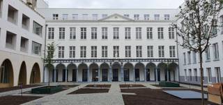 - Kantoor 800m²- Instapklaar- In het historisch centrum- Private ondergrondse parking- Zeer goed bereikbaar met de fiets en openbaar vervoer- Private...